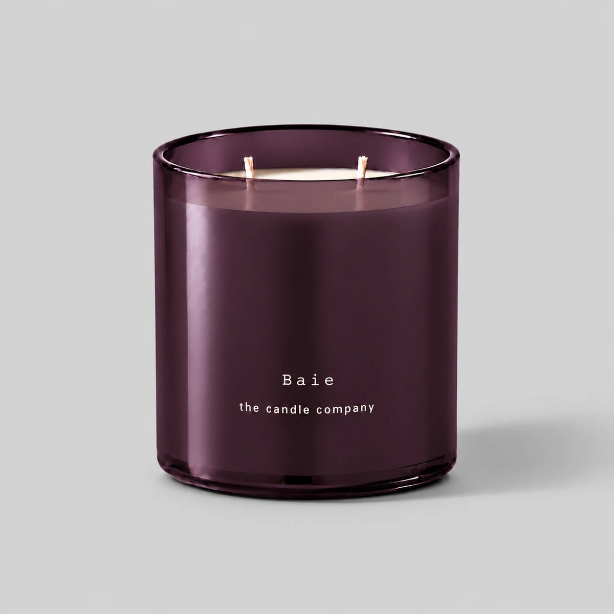 Baie 400g candle with two cotton wicks on a neutral grey background