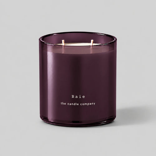 Baie 400g candle with two cotton wicks on a neutral grey background
